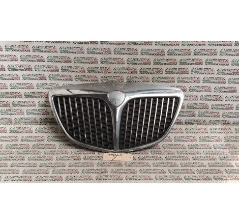 Lancia Y griglia anteriore...