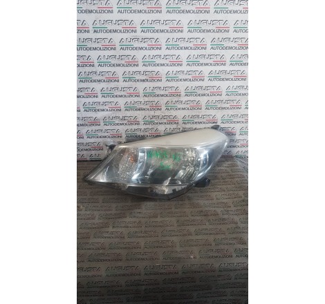 Toyota Yaris 2016 faro...