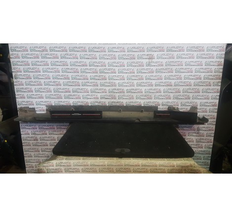 minigonna laterale destro...